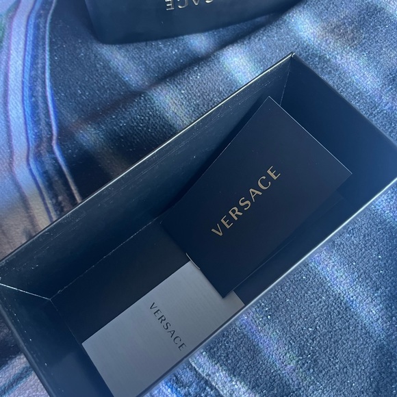 Versace brand new sunglasses 53 MM! Beautifully crafted in Italian fashion - Picture 13 of 13